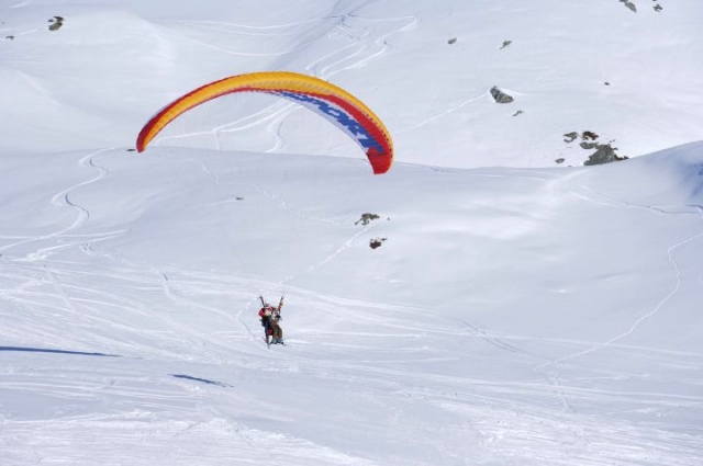  萨瓦省的滑雪和滑翔伞 
